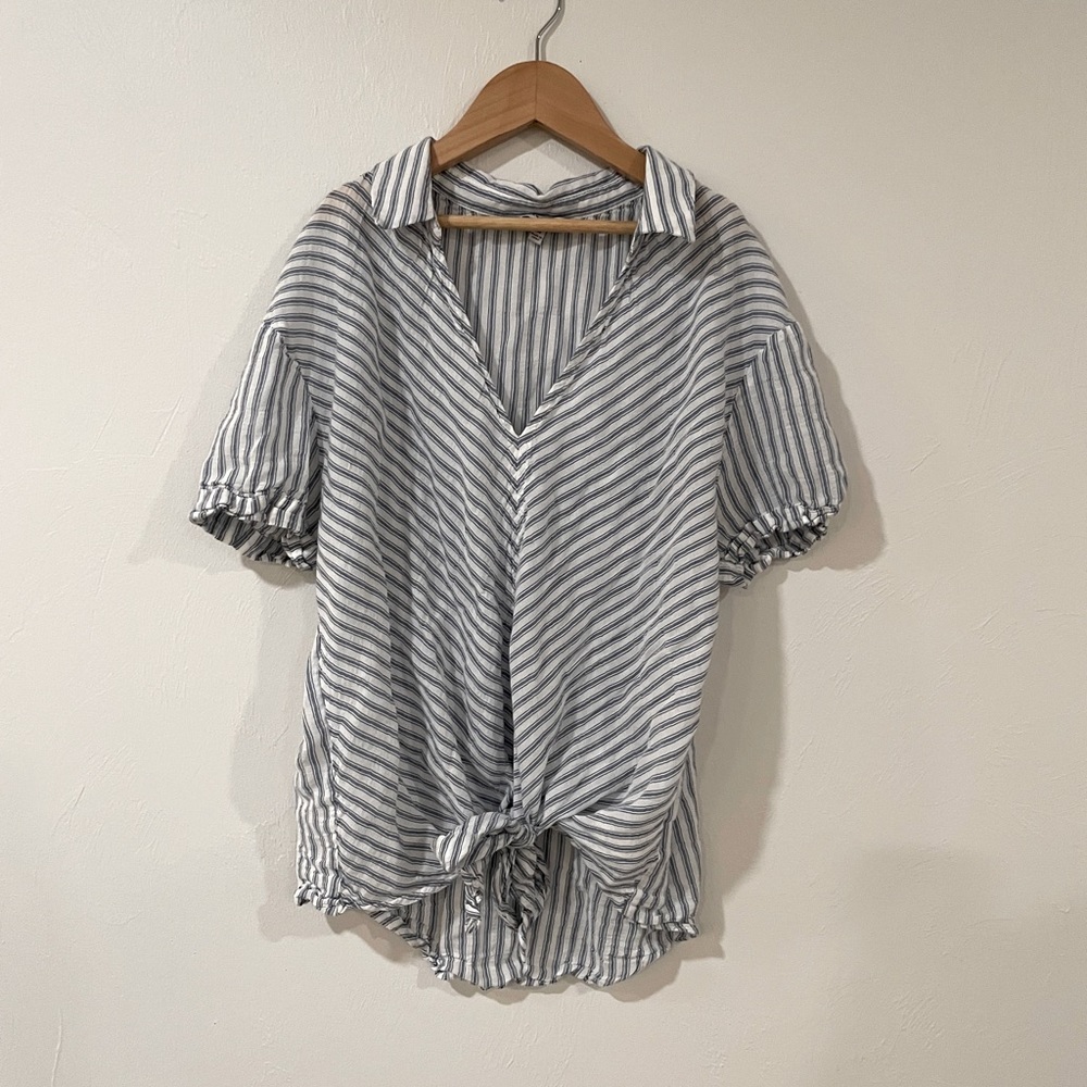 Pin-stripe collared v-neck top with tie knot